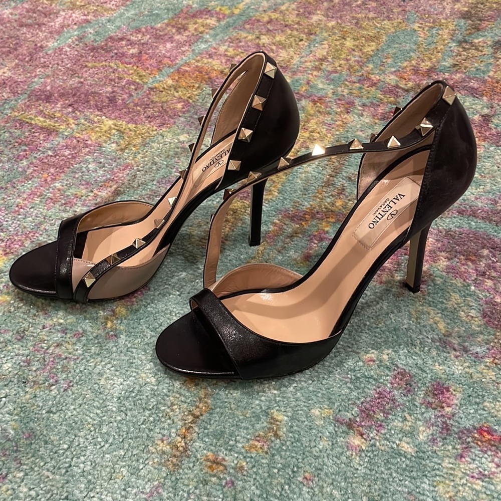 Brand new in box are a pair of Valentino Rockstud D'Orsay Black Pumps in size 37 - Picture 2 of 5